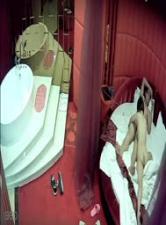 在浴室里洗澡的男人和女人之一是一个男人和一个大力淫荡的男人。